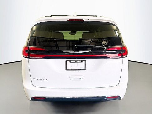 Used 2022 Chrysler Pacifica Touring-L FWD image 6