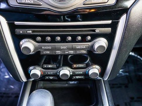 Used 2018 Nissan Pathfinder S image 18