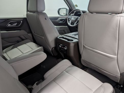 Used 2024 GMC Yukon SLT w/ SLT Luxury Package image 22