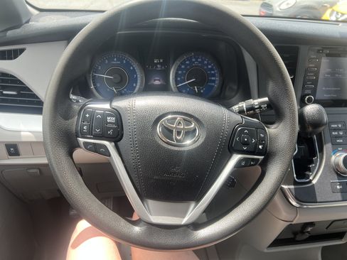Used 2019 Toyota Sienna LE FWD image 18