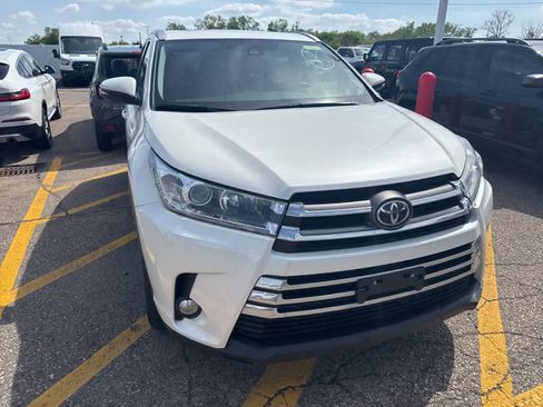 Used 2019 Toyota Highlander AWD V6 image 22