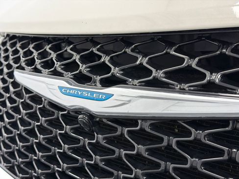 Used 2021 Chrysler Pacifica Touring w/ Uconnect Theater Family Group image 11