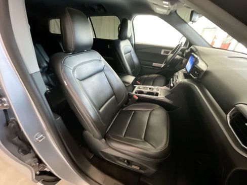 Used 2020 Ford Explorer XLT w/ Equipment Group 202A AWD/4WD image 24
