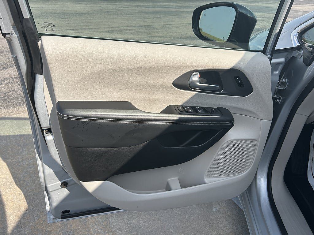 Used 2024 Chrysler Pacifica Touring-L FWD image 9
