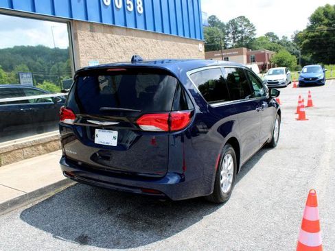 Used 2020 Chrysler Voyager LX image 4