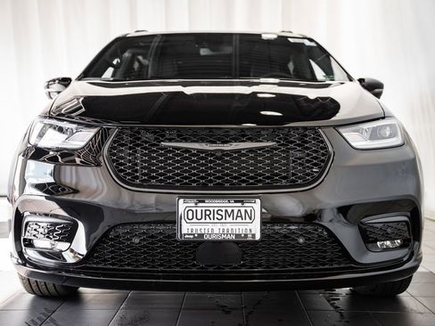 New 2026 Chrysler Pacifica Limited image 2