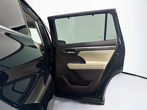Used 2021 Toyota Highlander Limited FWD image 32