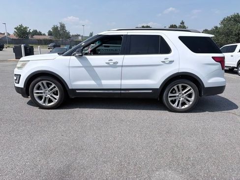 Used 2017 Ford Explorer XLT w/ Equipment Group 202A FWD image 5