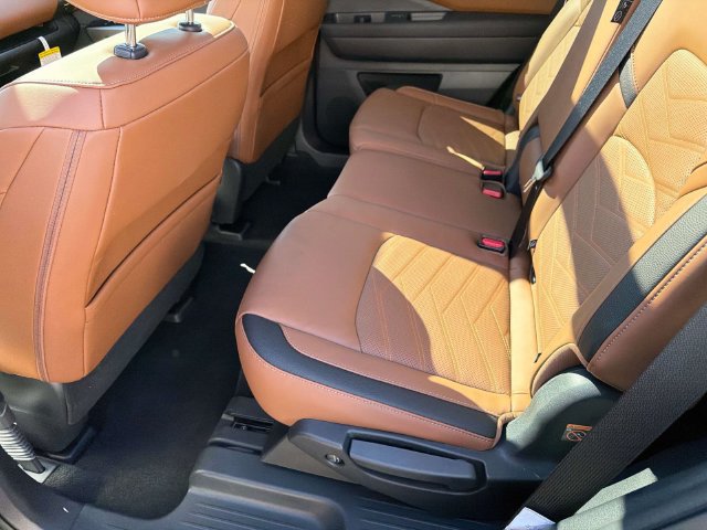 Certified 2025 Nissan Pathfinder Platinum w/ Black Appearance Package FWD image 10