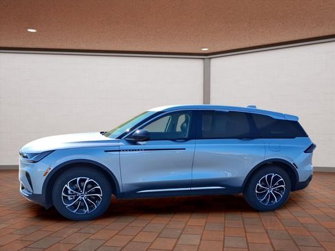 Used 2024 Lincoln Nautilus Premier image 5