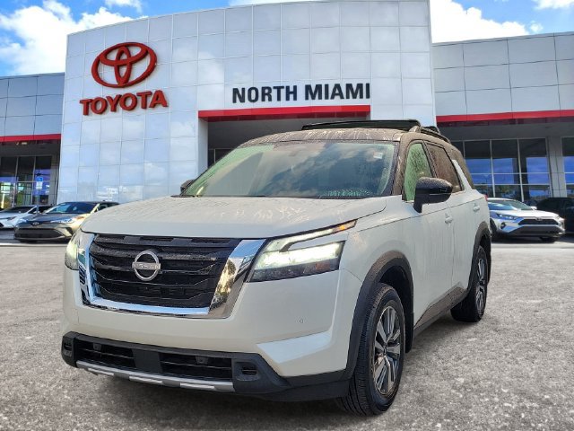 Used 2024 Nissan Pathfinder SL FWD image 2