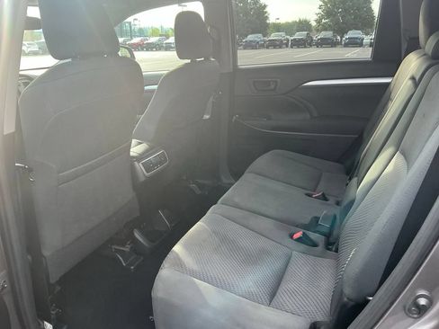 Used 2019 Toyota Highlander LE AWD/4WD image 28