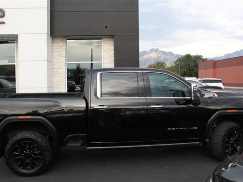 Used 2022 GMC Sierra 2500 Denali w/ Denali Black Diamond Edition AWD/4WD image 10