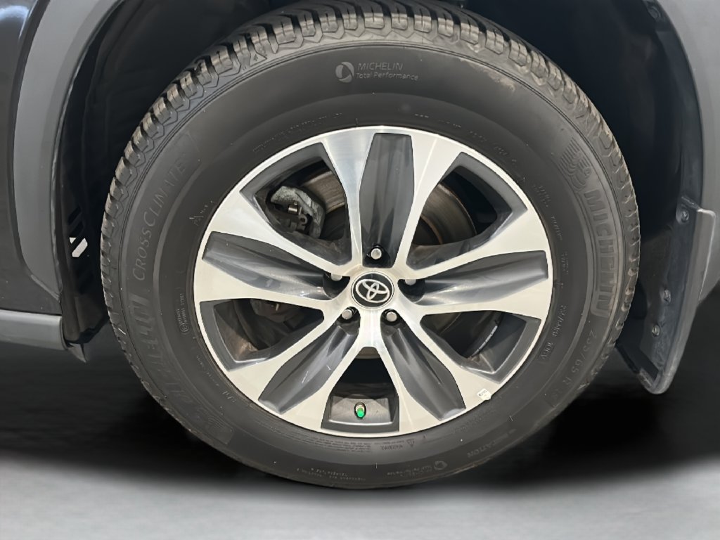 Used 2023 Toyota Highlander XLE AWD/4WD image 9