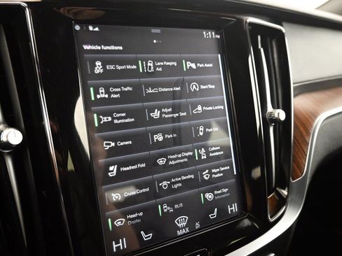 Used 2020 Volvo V60 T5 Cross Country image 10