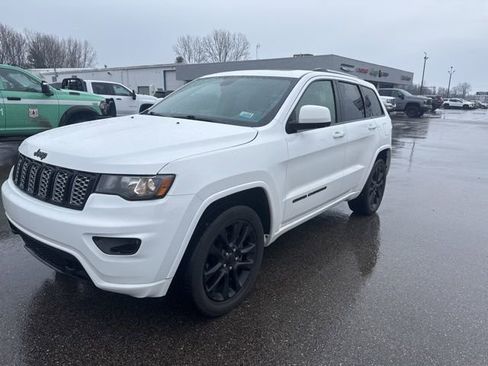 Used 2020 Jeep Grand Cherokee Altitude image 2
