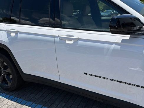 Used 2023 Jeep Grand Cherokee Limited w/ Black Appearance Package RWD image 17