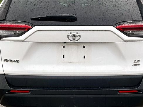 Used 2021 Toyota RAV4 LE AWD/4WD image 10