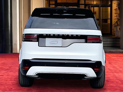 New 2026 Land Rover Discovery Dynamic SE image 4