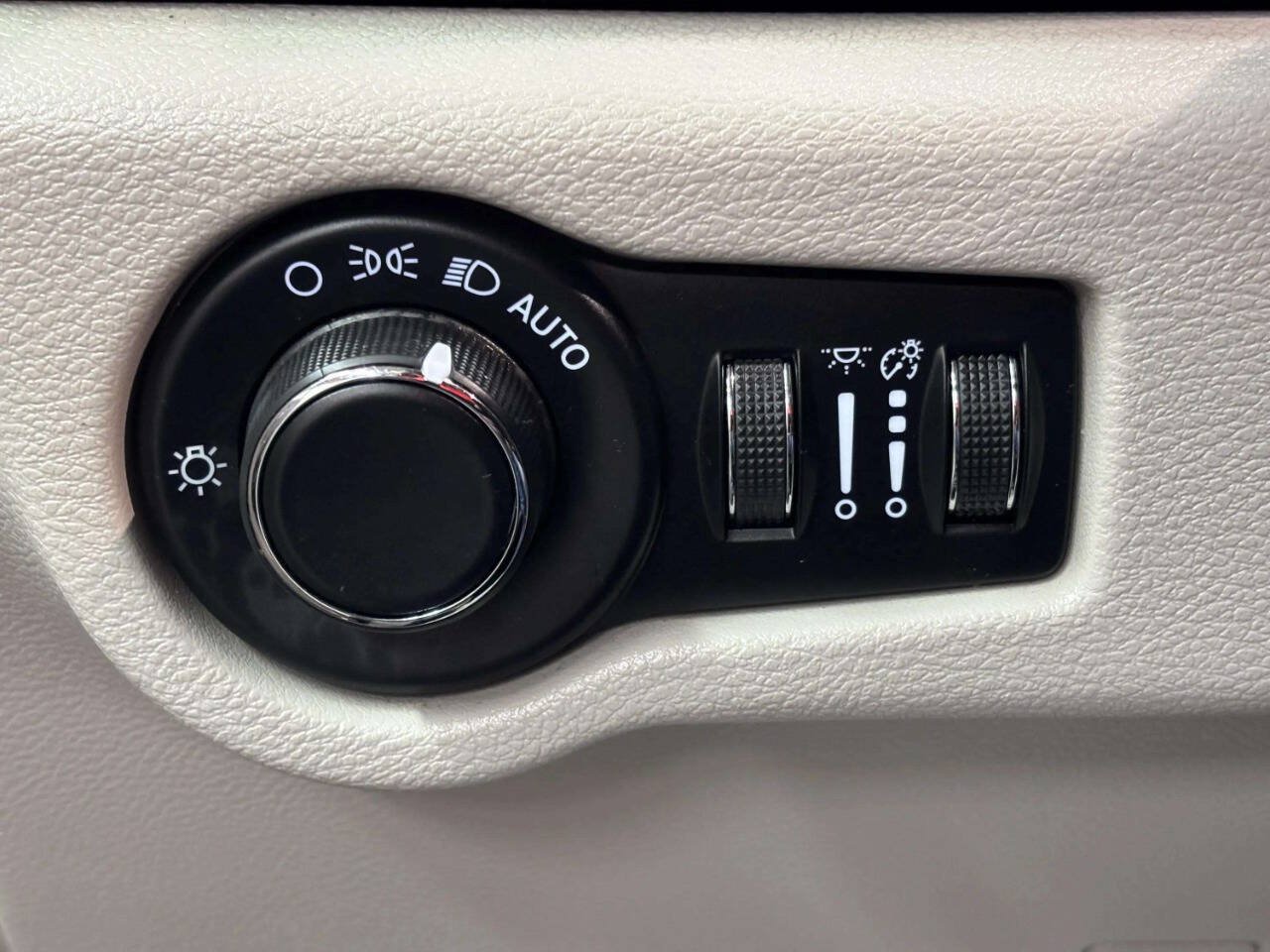 Used 2021 Chrysler Voyager Lxi FWD image 30