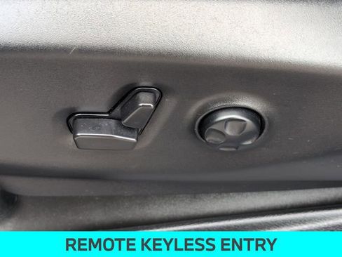 Used 2025 Chrysler Pacifica Limited FWD image 16