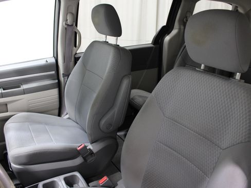 Used 2010 Dodge Grand Caravan SE FWD image 4