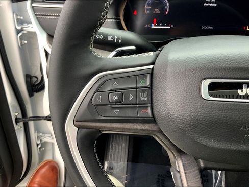 Certified 2025 Jeep Grand Cherokee Limited image 23