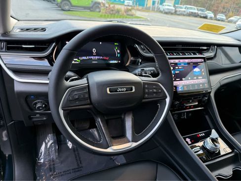 Used 2023 Jeep Grand Cherokee 4WD 4xe image 12