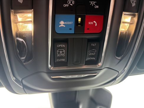 New 2025 Jeep Grand Cherokee Laredo X w/ Luxury Tech Group I image 18