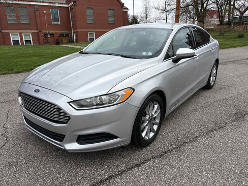 Used 2017 Ford Fusion SE w/ Fusion SE Technology Package image 3