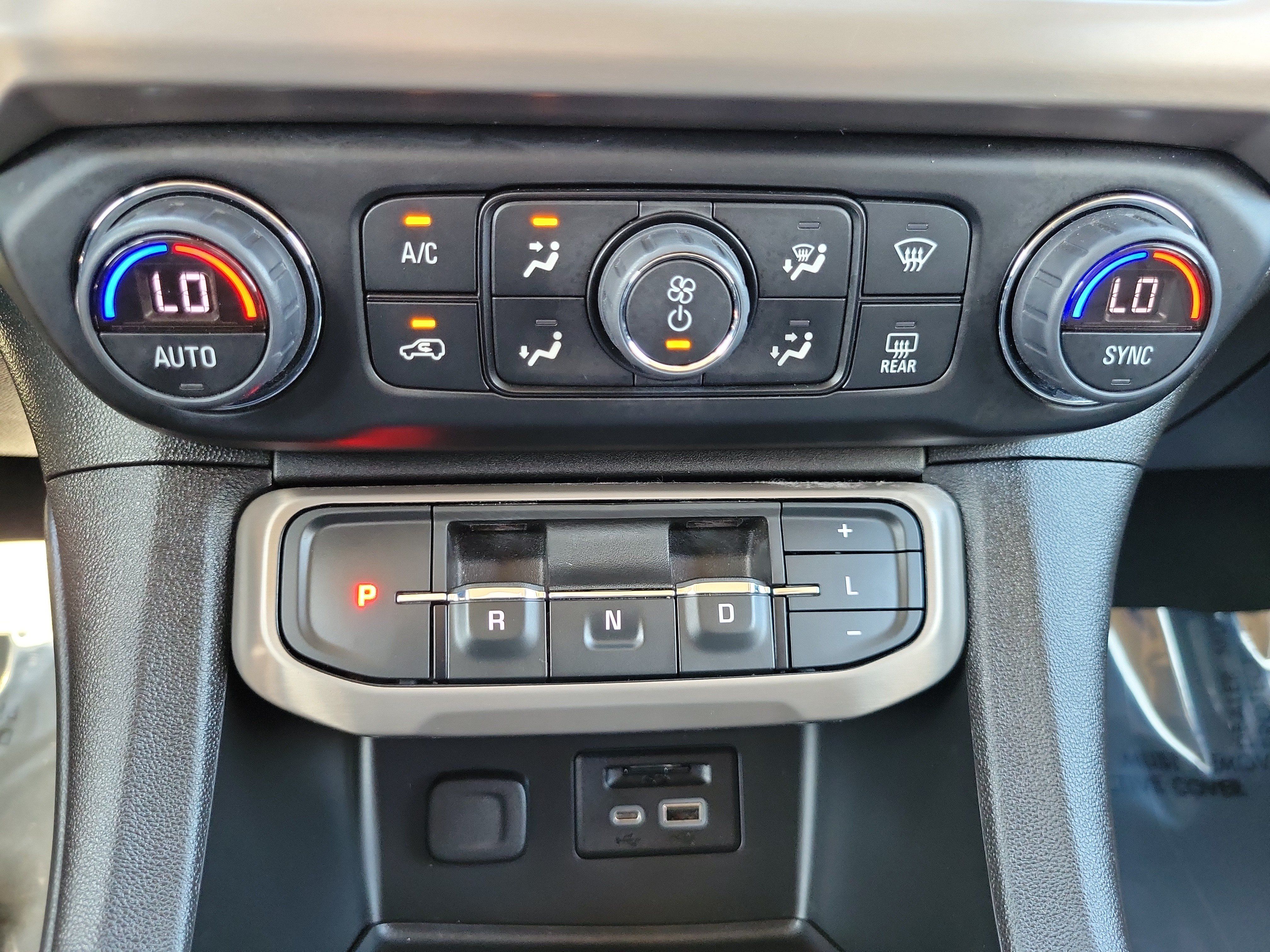 Used 2022 GMC Acadia Denali w/ Denali Ultimate Package FWD image 24