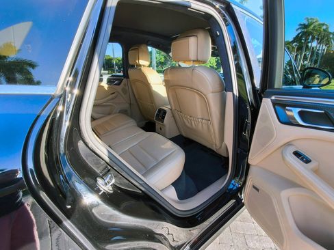 Used 2018 Porsche Macan Turbo image 32