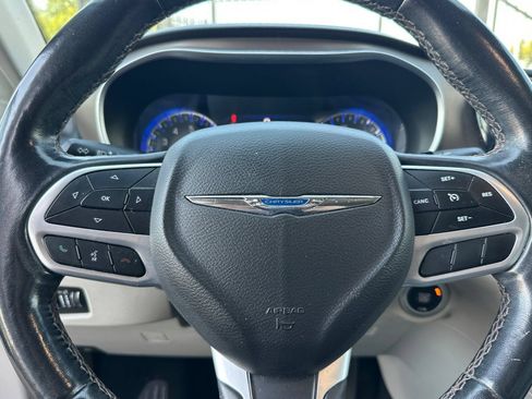 Used 2018 Chrysler Pacifica Touring-L Plus FWD image 33