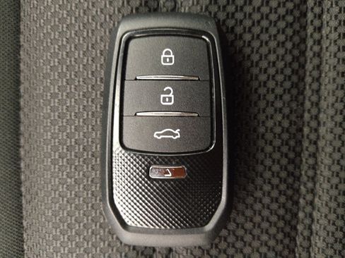 Used 2020 Ford Fusion SE image 32