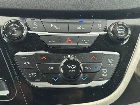 Certified 2024 Chrysler Pacifica Touring-L FWD image 33