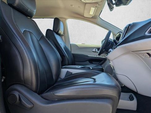 Used 2023 Chrysler Pacifica Touring-L image 16