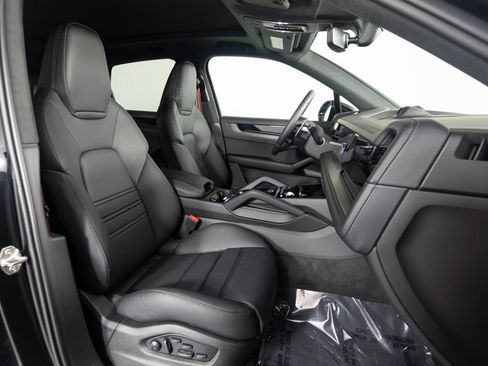 Certified 2025 Porsche Cayenne GTS AWD/4WD image 32
