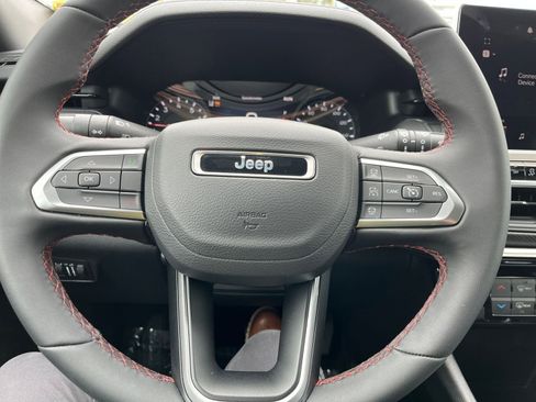 Used 2025 Jeep Compass Trailhawk AWD/4WD image 28