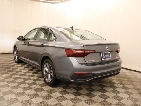Used 2024 Volkswagen Jetta SE FWD image 4