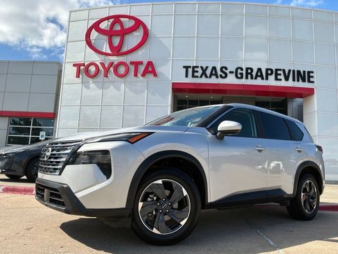 Used 2025 Nissan Rogue SV FWD image 2