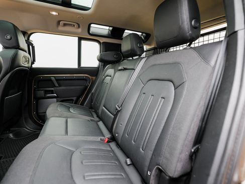 Used 2020 Land Rover Defender 110 SE image 25
