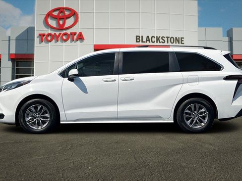 Certified 2026 Toyota Sienna LE FWD image 6