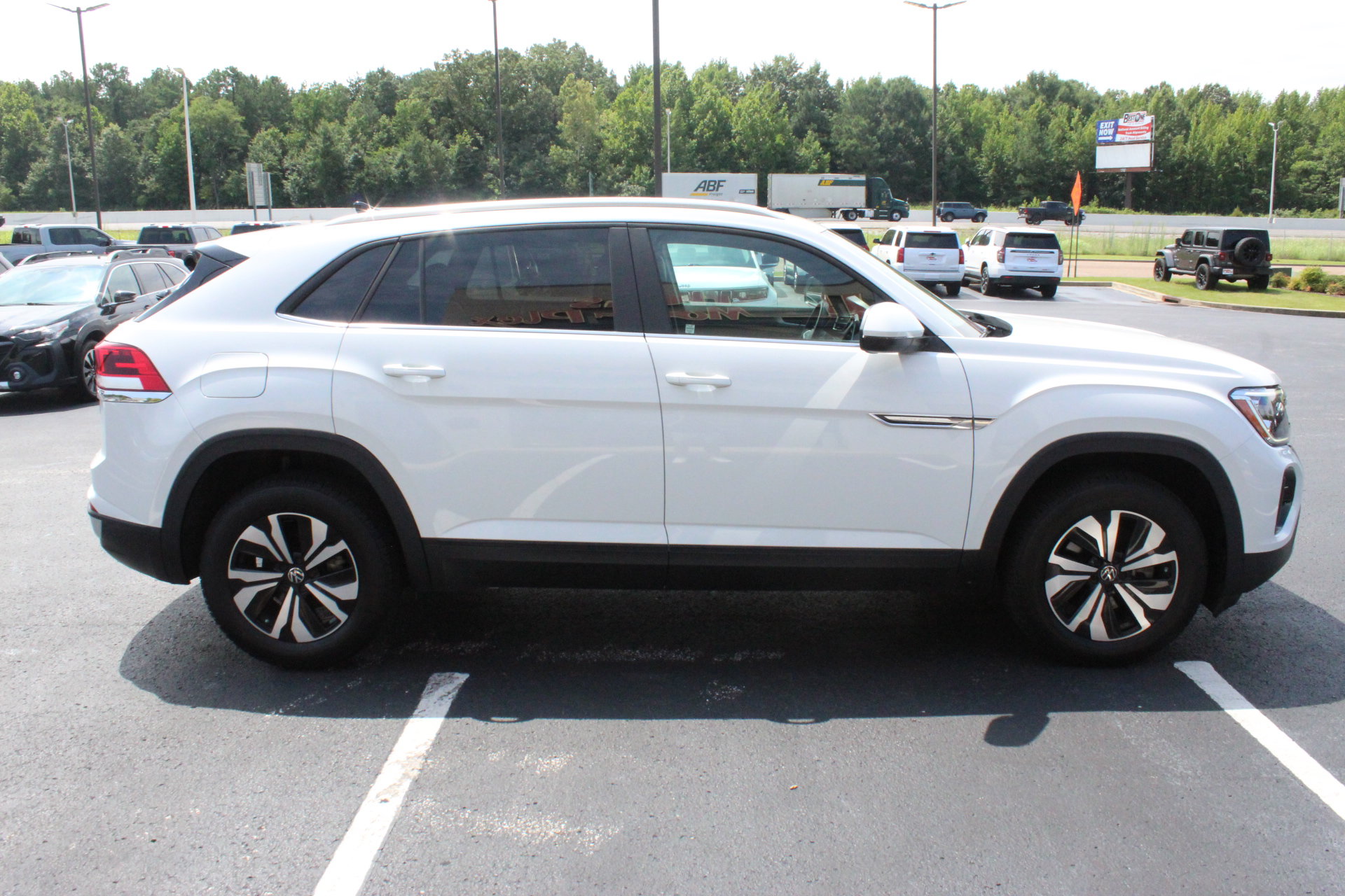 Used 2024 Volkswagen Atlas Cross Sport SE FWD image 5
