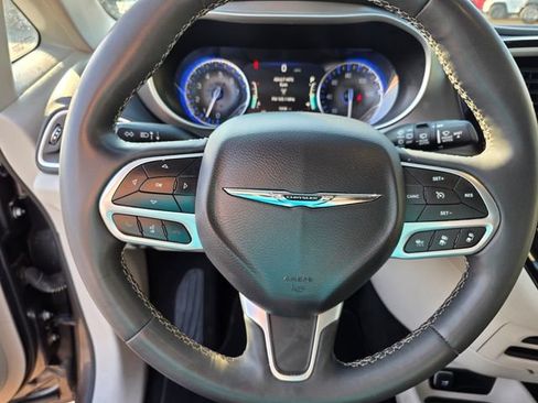 Used 2023 Chrysler Pacifica Touring-L FWD image 27