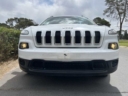 Used 2016 Jeep Cherokee Sport image 7