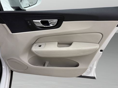 Used 2022 Volvo XC60 B5 Momentum image 29