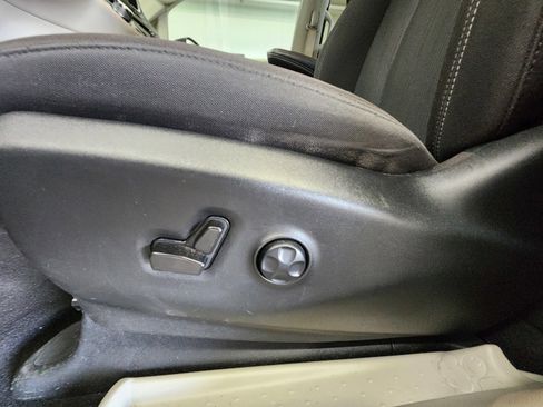 Used 2023 Chrysler Voyager LX FWD image 10