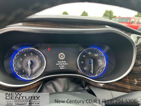 Used 2023 Chrysler Pacifica Limited FWD image 23
