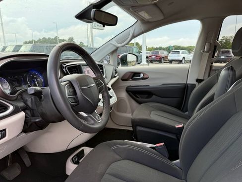 Used 2024 Chrysler Voyager LX FWD image 4
