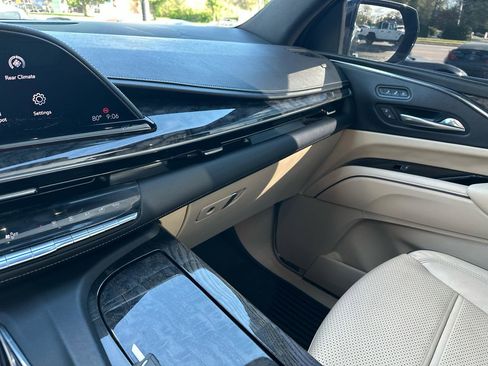 Used 2021 Cadillac Escalade Premium Luxury image 14
